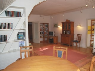 Blick vom Essbereich in den Wohnbereich