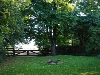 Großer, eingezäunter Garten mit altem Baumbestand