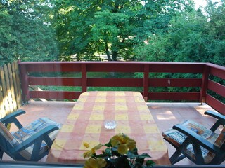 Frühstück auf dem Balkon mit Blick auf die Eichhörnchen