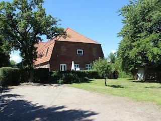 Großer Garten mit altem Baumbestand