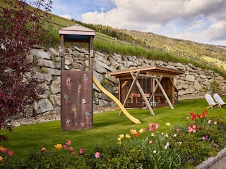 Kinderspiele im Garten - im Frühling