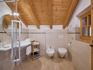 Badezimmer mit Dusche