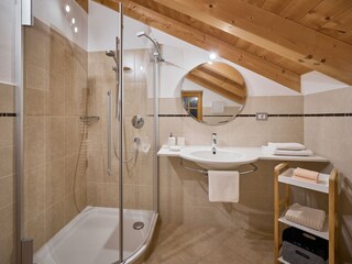 Badezimmer mit Dusche
