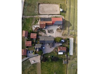 Unser wunderbarer Hof aus der Vogelperspektive