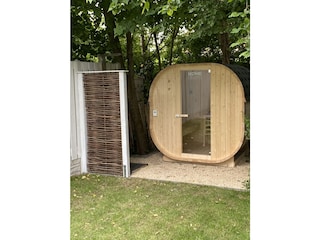 Outdoor-Sauna und Gartendusche