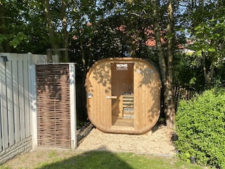 Outdoor-Sauna mit Gartendusche