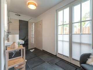 Badezimmer im Erdgeschoss mit Sauna