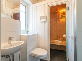 Badezimmer mit Dusche und Sauna im Erdgeschoss