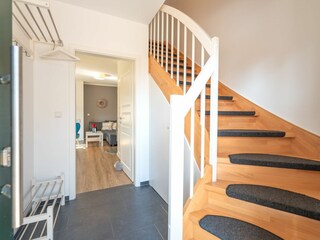 Eingangsbereich und Treppe zum Obergeschoss