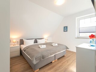 Schlafzimmer 1 mit Doppelbett im Obergeschoss