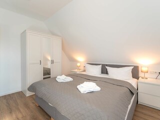 Schlafzimmer 1 mit Doppelbett im Obergeschoss