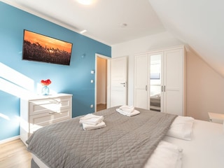 Schlafzimmer 1 mit Doppelbett im Obergeschoss