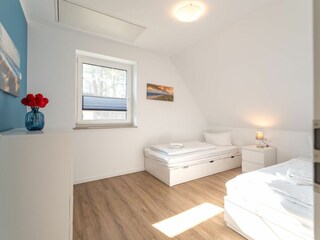 Schlafzimmer 2 mit zwei Einzelbetten im Obergeschoss