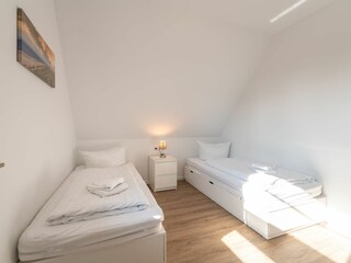 Schlafzimmer 2 mit zwei Einzelbetten im Obergeschoss