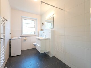 Badezimmer im Obergeschoss mit Dusche und Waschmaschine