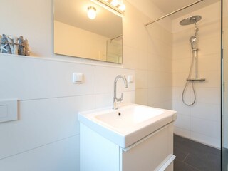 Badezimmer im Obergeschoss mit Dusche und Waschmaschine