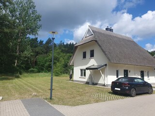 Parkplatz und Lage direkt am Waldrand