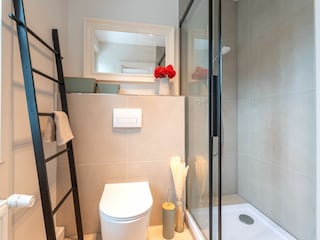 Bad mit Dusche und WC