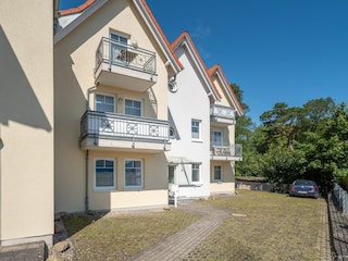 Balkon, Eingang zum Haus und Zufahrt zum Parkplatz