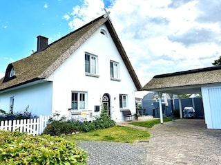 Vorderansicht des Reethaus Göhren mit Eingang EG
