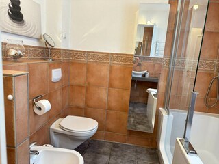 Bidet, WC , Spiegelschrank