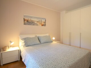 Schlafzimmer 1 mit Schrank