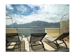Casa Alkea Terrasse mit liege und Seeblick