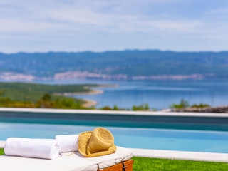 Pool mit Meerblick