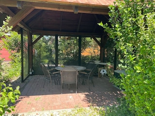 Laden Sie zum Grillfest unterm Pavillon ein