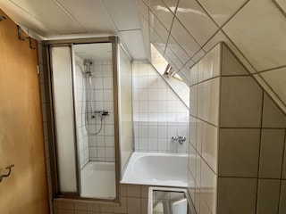 Dusche/Badewanne OG
