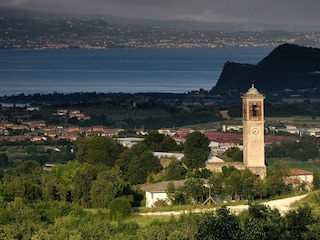 Blick vom Dorf zum See über Olivenhaine