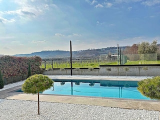 Blick durch Glaszaun zum Dorf hinauf