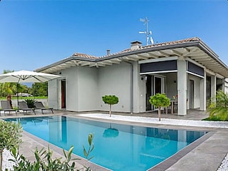 Villa mit Salzwasser -Pool und Garten