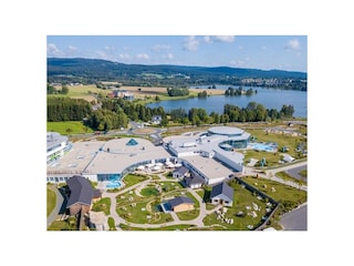 Therme mit Saunalandschaft am See