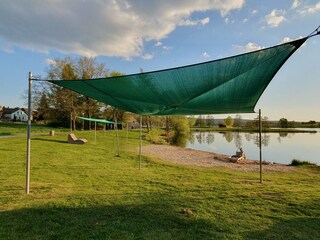 Badebucht mit Sonnensegeln für Groß und Klein