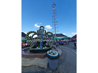 Jährliches Maibaumfest auf dem Marktplatz mit Blasmusik