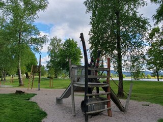 Spielplatz am See 150 Meter von der Ferienwohnung entfe