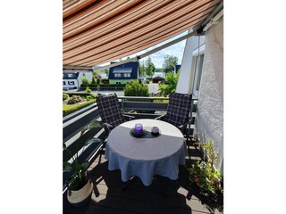 Balkon mit Markise und Seeblick