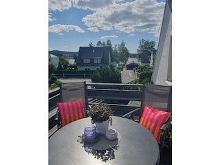 Sonniger Balkon mit Seeblick