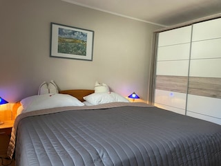 Schlafzimmer mit Schiebeschrank.