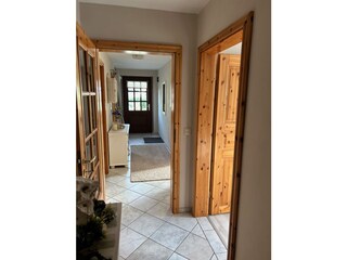 Der Flur empfängt Sie mit hellem Licht, klaren Linien.