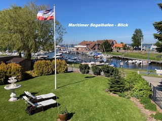 Genieße einen atemberaubenden Blick über den Segelhafen