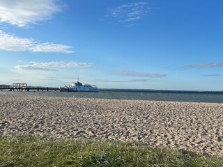 Luftkurort mit Naturstrand und Seebäderschiff.