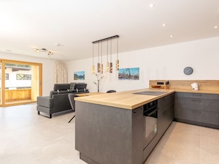 Wohnbereich und moderne Küche