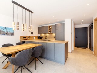 Moderne Küche mit Esstisch