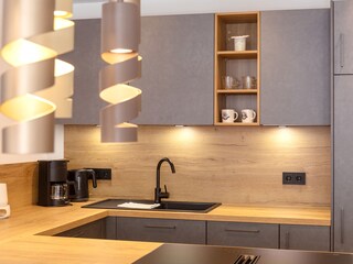 Moderne Küche mit Induktionsherd und Kochplattenabzug