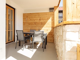 Großer, überdachter Balkon