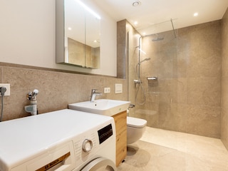 Zweites Badezimmer mit Waschmaschine