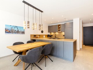 Esstisch mit Komfortstühlen