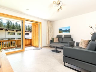 Couchgarnitur mit Balkonzugang